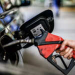 Preço médio do litro da gasolina fica abaixo de R$ 5 pela primeira vez desde fevereiro de 2021