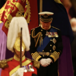 Charles III e os irmãos participam da Vigília dos Príncipes em homenagem à rainha Elizabeth II