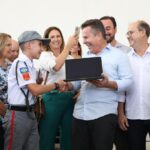 Governo de MT entrega duas escolas militares, materiais e equipamentos tecnológicos a estudantes