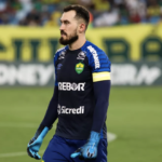 Walter celebra marca de cem jogos pelo Cuiabá