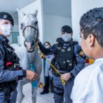 Cavalaria da PMMT realiza visita surpresa para pacientes do Hospital de Câncer de Cuiabá