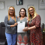 Primeira-dama Márcia Pinheiro participa da assinatura do termo de cessão de servidores para o atendimento de crianças acolhidas nas Casas Lares