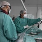 Pai vê filha passar por cirurgia no HMC com maior especialista da América Latina em neurorradiologia: “sou o pai mais grato neste momento”