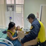 Agentes de trânsito fazem a alegria de crianças internadas no HMC com entrega de ovos de chocolate