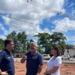 Prefeito vistoria obra de rotatória e elenca melhorias para o trânsito da região