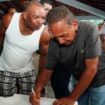 Feirantes de Cuiabá comemoram mais uma entrega de 200 barracas viabilizadas por Botelho