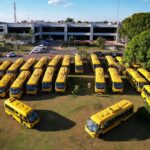 Governo de MT entrega 270 ônibus escolares para 76 municípios e assina convênios para obras de escolas