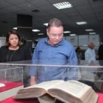 Botelho abre exposição sobre a Bíblia Sagrada na Assembleia Legislativa