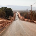 Obras avançam e estrada da Ponte de Ferro recebe asfalto