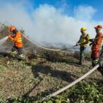 Mais de 120 agentes e 9 aeronaves combatem incêndio no Parque Encontro das Águas