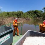 Balsa ecológica retoma limpeza do Rio Cuiabá após regularização de licença