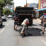 Operação tapa-buraco atende Avenida Miguel Sutil e Avenida das Torres