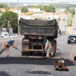 Tapa-buraco melhora mobilidade e segurança na Avenida Ciríaco Cândia
