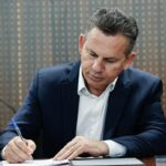 Governador assina decreto e libera repasse de R$ 144 milhões a municípios para compensar perdas
