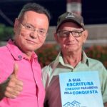 “Não adianta ter chave, tem que ter é a segurança”, diz Irenio para Botelho ao receber escritura no bairro Alvorada