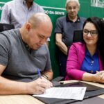 Prefeito sanciona lei de Samantha Iris para conscientização sobre doenças oculares