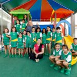 Prefeito e primeira-dama entregam primeiros uniformes para estudantes da rede municipal