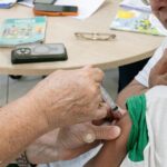 Saúde leva vacinação e orientações para dentro de escola no bairro Osmar Cabral