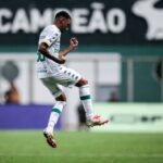 Com dois de Mateusinho, Cuiabá vence e volta ao G4