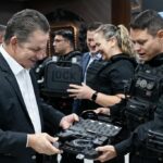 Governo do Estado entrega 1.950 pistolas Glocks a policiais penais de Mato Grosso