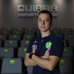 Cuiabá anuncia ex-auxiliar de Diniz para lugar de Guto Ferreira