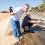 Prefeito fiscaliza pavimentação e ouve demandas da comunidade