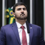 Emanuelzinho vota contra a PEC da Blindagem em Brasília