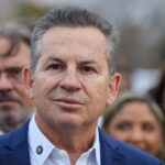 Mauro Mendes recebe comenda por avanços na alfabetização em MT