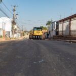 Prefeitura de Cuiabá atende 12 bairros com asfalto, meio-fio, sarjetas e calçadas