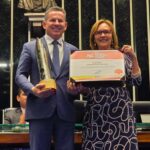 Governador recebe Comenda do Senado por avanço na alfabetização infantil em MT