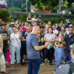 Em reunião na praça, Abilio reforça diálogo e busca consenso com servidores da saúde