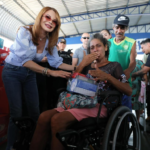 Primeira-dama de MT e Setasc entregam cestas natalinas em Cuiabá: “Faz a gente sentir que ainda importa”, afirma beneficiário