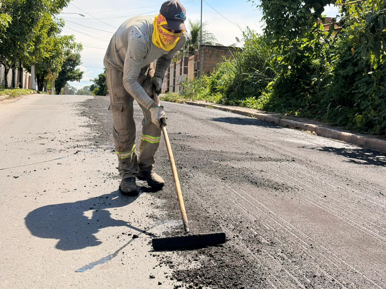 Prefeitura intensifica ações no fim de semana com retirada de lixo e microrevestimento