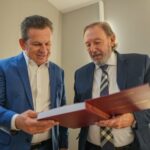 Conselheiro Novelli entrega tese de doutorado sobre mesas técnicas ao presidente do TCE-MT e ao governador Mauro Mendes