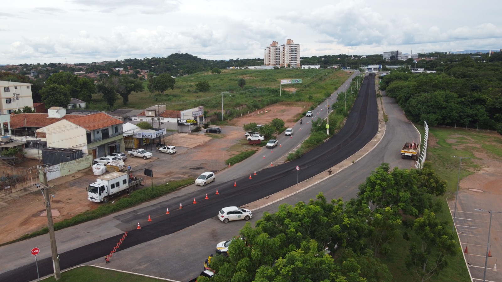 Prefeitura aplica microrrevestimento e melhora trafegabilidade na região do Parque das Águas