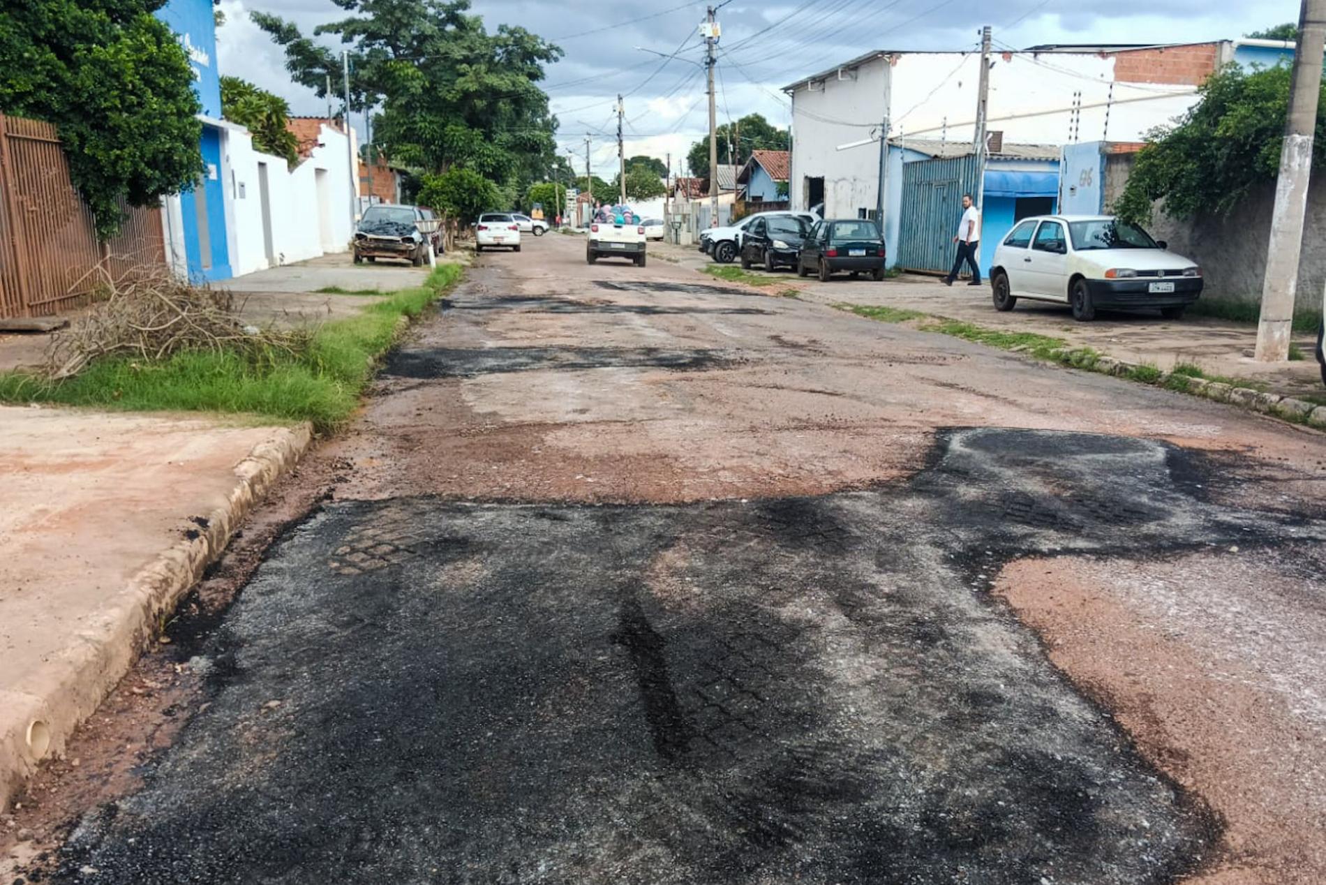 Seis bairros de Várzea Grande recebem melhorias nas vias nesta segunda-feira (11)