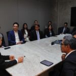 Waldir Teis destaca papel da fiscalização em reunião com comitiva internacional no TCE-MT