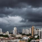 Prefeitura reforça equipes para limpeza de bocas de lobo após chuva e pontos de alagamento em Cuiabá