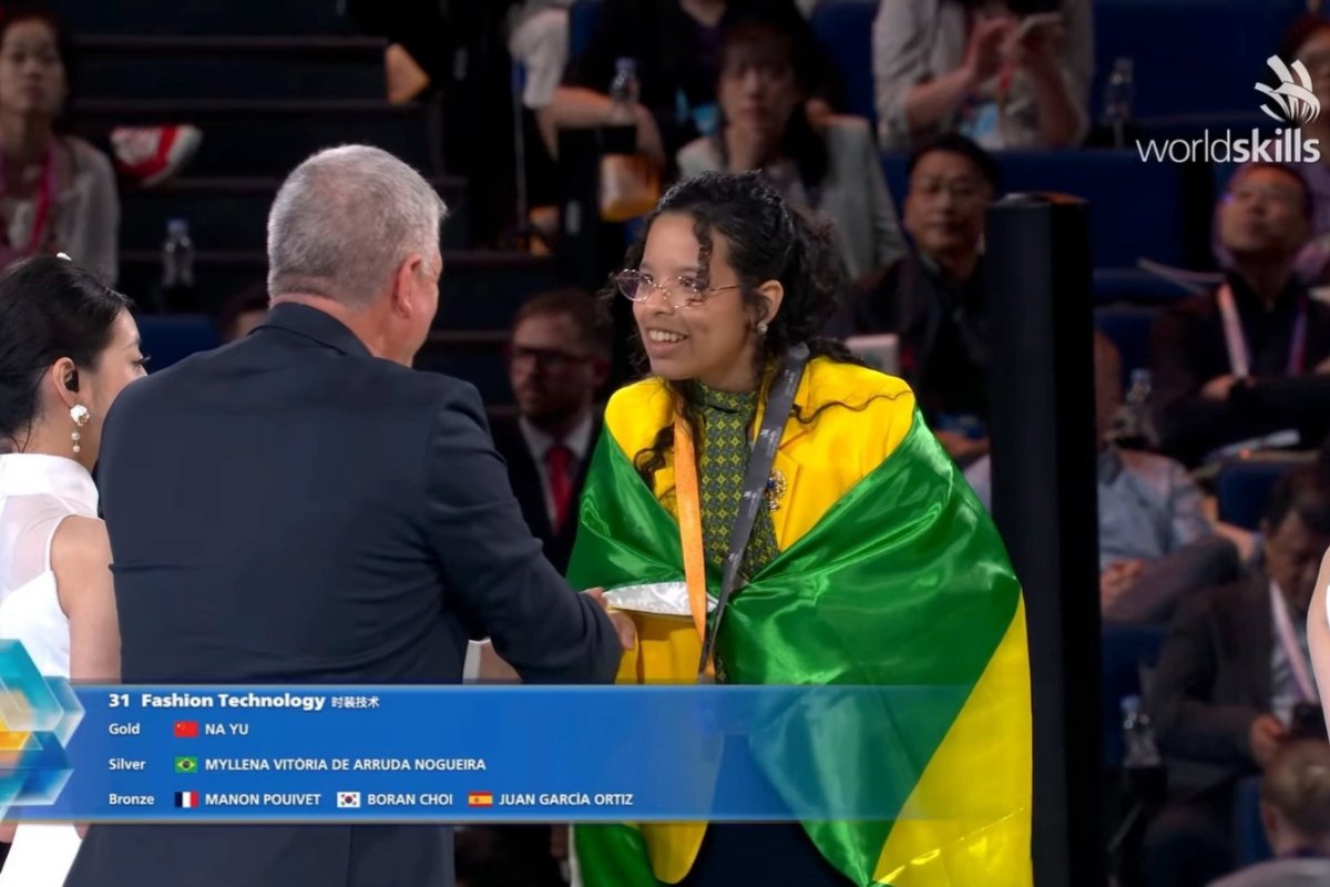 Mato-grossense que ganhou 1ª máquina de costura do pai aos 14 anos é vice-campeã mundial aos 21