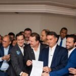 Max entrega a Flávio Bolsonaro carta com apoio de deputados estaduais de MT