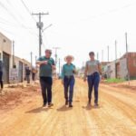 Flávia Moretti vistoria obras e destaca avanços na pavimentação do Paiaguás